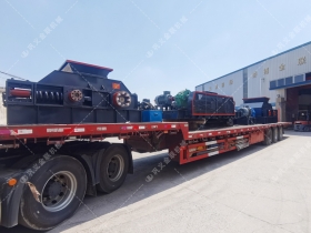 1200*1200雙齒輥破碎機(jī)，兩臺900*900軌道移動(dòng)雙齒輥破碎機(jī)發(fā)往云南